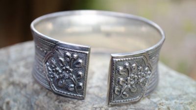 Bracelet en argent pour femme : le jonc, une valeur sûre !