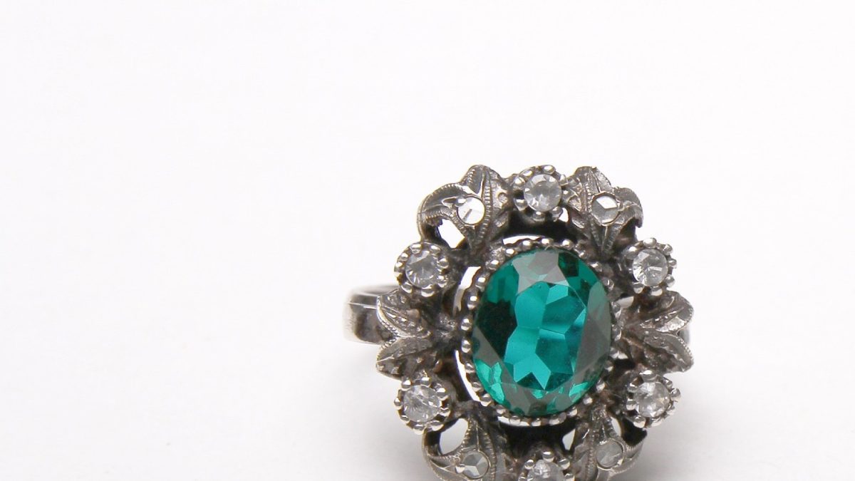 Comment porter une bague ancienne pour un look élégant ?