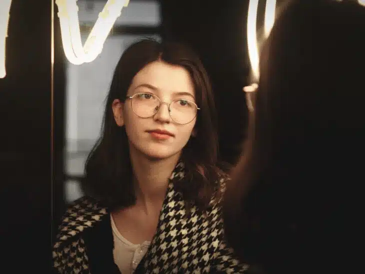 La chaîne de lunettes : un accessoire redevenu tendance !