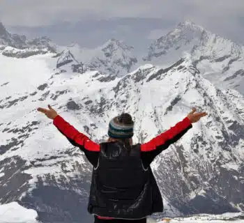 La veste sans manches à capuche : un incontournable pour la mi-saison !