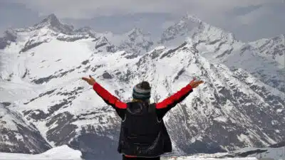 La veste sans manches à capuche : un incontournable pour la mi-saison !