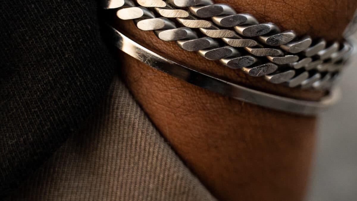 Le bracelet homme cuir et acier : l'alliance parfaite de style et d'élégance