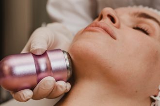 Les bienfaits de la radiofréquence fractionnée : rajeunissement sans chirurgie !