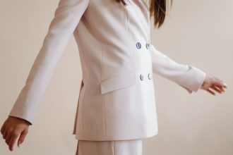Les secrets d'un look chic et élégant au travail : maîtriser l'art du tailleur
