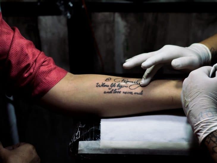 Bien entretenir votre tatouage sur la bras lorsqu